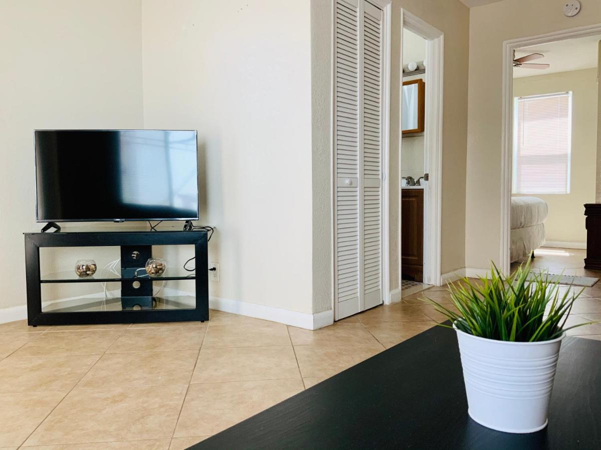 Hollywood Beach Apartments - Walk To The Beach Екстер'єр фото