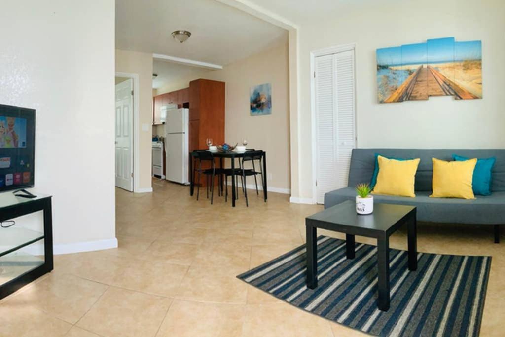 Hollywood Beach Apartments - Walk To The Beach Екстер'єр фото