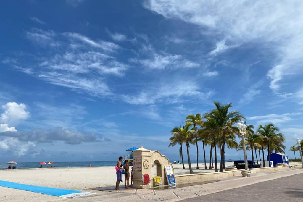 Hollywood Beach Apartments - Walk To The Beach Екстер'єр фото