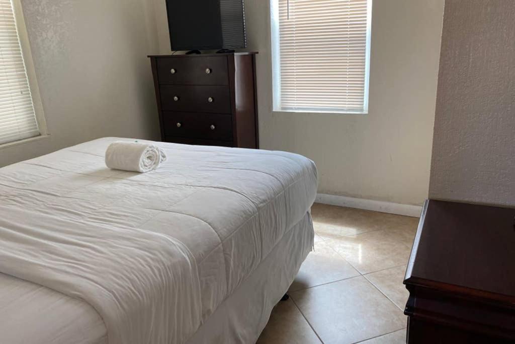 Hollywood Beach Apartments - Walk To The Beach Екстер'єр фото