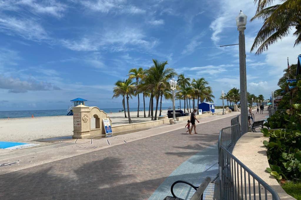 Hollywood Beach Apartments - Walk To The Beach Екстер'єр фото